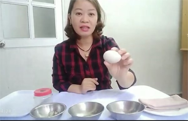 Dạy trẻ kỹ năng bóc trứng