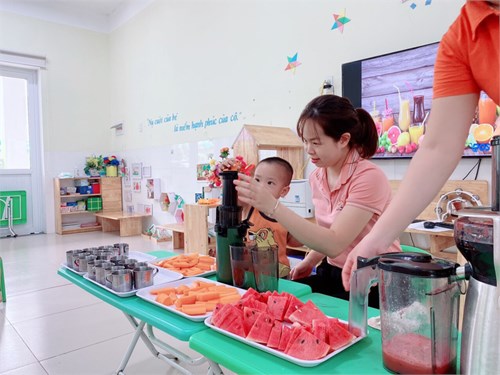 Cô và các bé lớp Nhà trẻ tham gia hoạt động  Ép nước hoa quả 