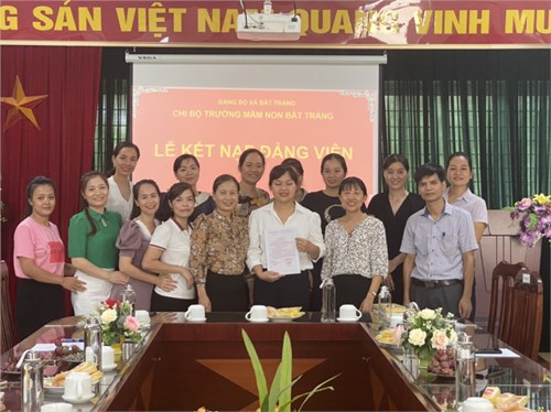 Chi bộ Trường Mầm non Bát Tràng tổ chức lễ kết nạp đảng viên cho quần chúng ưu tú  Lê Thị Minh Thu - nhân viên nuôi dưỡng.