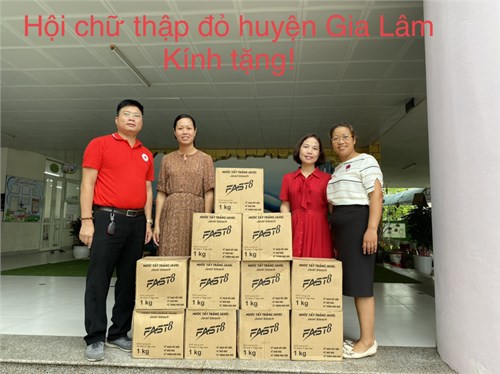 Hội chữ thập đỏ huyện Gia Lâm trao quà cho trường mầm non Bình Minh.