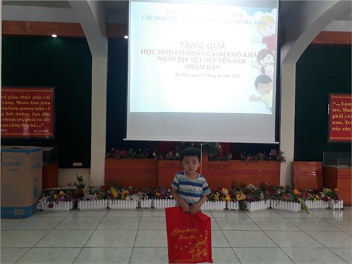 Chi hội Chữ thập đỏ Trường MN Đa Tốn tặng quà cho học sinh có hoàn cảnh khó khăn nhân dịp Tết Nguyên Đán Nhâm Dần 2022