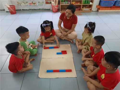 Ứng dụng phương pháp giáo dục tiên tiến Montessori vào dạy học cho trẻ.