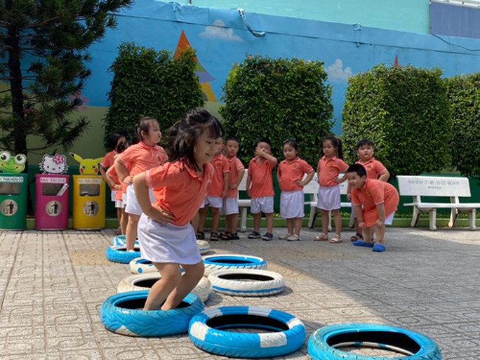 Tất cả các hoạt động giáo dục cho trẻ nên bắt đầu từ việc tạo hứng thú và nuôi dưỡng hứng thú cho trẻ thông qua hoạt động vui chơi tập thể hàng ngày. Qua đó hình thành và phát triển khả năng giao tiếp cho trẻ.