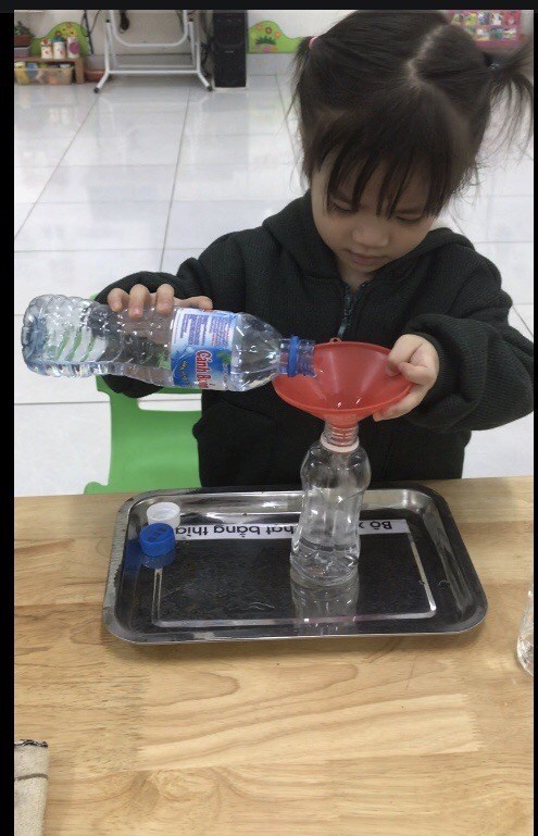 Rèn trẻ kỹ năng rót nước vào chai