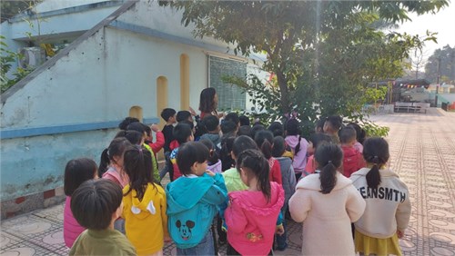Tổ chức cho trẻ tham gia hoạt động ngoài trời -Lớp MGLA4