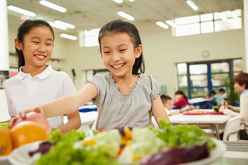 Bí mật để  dụ  trẻ ăn rau: Chơi trước bữa ăn!