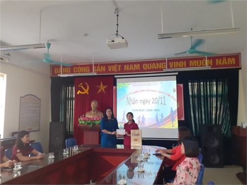 Công đoàn ngành giáo dục thành phố Hà Nội trao quà cho giáo viên có hoàn cảnh khó khăn nhân dịp 20/11 tại trường mầm non Dương Quang