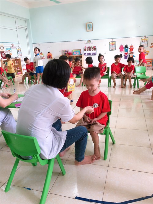 Trường Mầm non Dương Xá tổ chức kiểm tra sức khỏe đầu năm cho trẻ.