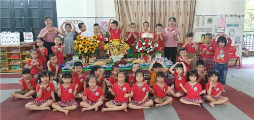 Hoạt động vui liên hoan chào mừng ngày Nhà giáo Việt Nam 20/11 của các bé MGL B2 (5-6 tuổi)