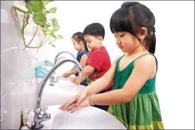 Hướng dẫn trẻ rửa tay 6 bước bằng xà phòng sạch sẽ để phòng chống dịch bệnh.