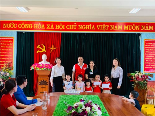 Những phần quà tuy nhỏ nhưng đã mang lại niềm vui cho nhiều học sinh có hoàn cảnh khó khăn của trường MN Kim Lan trong dịp Quốc tế thiếu nhi 1/6.
