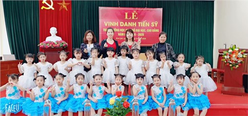 Ngày 31/10 các bé trong đội văn nghệ của trường  tham gia biểu diễn trong buổi lễ Vinh danh tiến sỹ, trao thưởng học sinh đỗ Đại học, Cao đẳng tại UBND xã Kim Lan