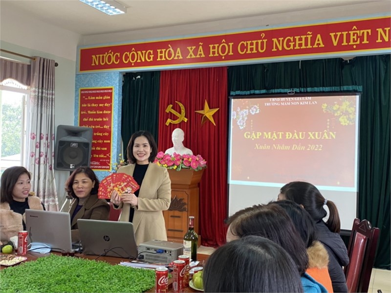 Hoà chung không khí vui tươi, phấn khởi của cả nước đang chào đón một mùa xuân mới Xuân Nhâm Dần. Sáng ngày 08/02/2022 ( tức ngày mồng 8 Tết ) trường Mầm non Kim Lan đã tổ chức buổi gặp mặt đầu Xuân.