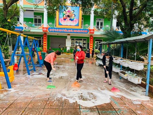 Trường mầm non Kim lan tổ chức tổng vệ sinh, khử khuẩn sẵn sàng đón học sinh đi học trở lại từ ngày 11/5