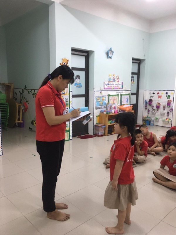  Trường MN Kim Lan thực hiện thật nghiêm túc theo kịch bản Phòng chống dịch Covid - 19 khi học sinh quay  trở lại trường, hàng ngày các cô thực hiện đo thân nhiệt và ghi sổ theo dõi  cho trẻ