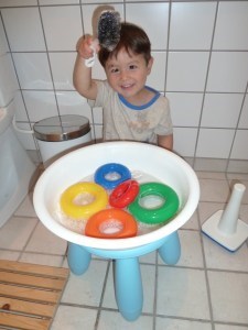 Dạy trẻ Cọ rửa đồ chơi theo phương pháp Montessori