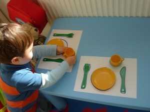 Dạy trẻ Sắp xếp bàn ăn theo phương pháp Montessori