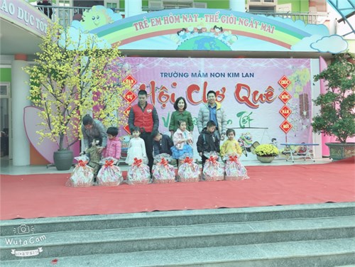 Ngày 29/1/2021,Trường MN Kim Lan phối hợp với Hội chữ thập đỏ xã và Đoàn thanh niên xã Kim Lan tặng quà cho 7 cháu có hoàn cảnh khó jhawn trong dịp Tết Tân Sửu 2021