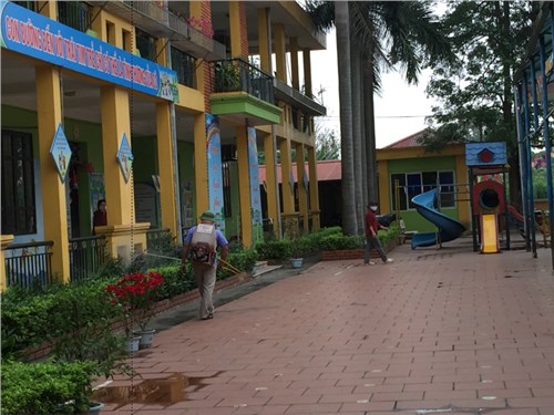 Trường MN Kim Sơn tổng VSMT chuẩn bị đón học sinh quay trở lại trường học.
