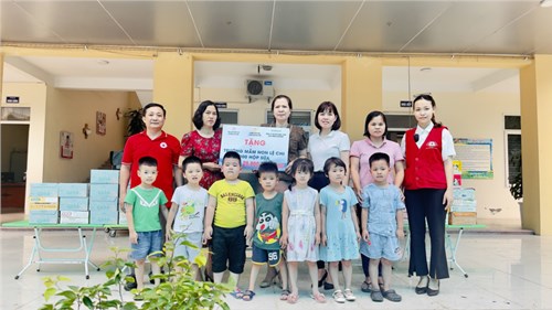 Chữ thập đỏ huyện gia lâm tặng quà  cho học sinh trường mầm non lệ chi