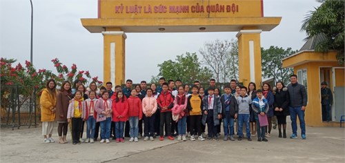  Đoàn thanh niên cùng học sinh của các trường  học xã Phù Đổng chúc mừng đại đội 71 nhân ngày thành lập quân đội 22-12.