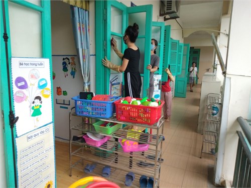 Trường mầm non  Phú Thị  thực hiện tổng vệ sinh, khử khuẩn đồ dùng đồ chơi, lớp học để chuẩn bị đón học sinh tới trường.