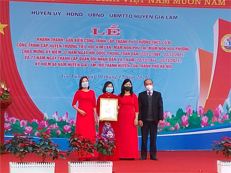 Gắn biển công trình tại Trường Mầm non Phú Thị chào mừng 32 năm ngày hội quốc phòng toàn dân và 77 năm ngày thành lập quân đội nhân dân Việt Nam, kỷ niệm 60 năm huyện Gia Lâm trở thành huyện của Thành Phố.
