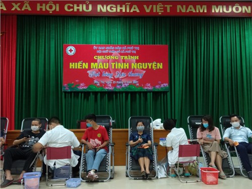 Cán bộ, giáo viên, nhân viên trường mầm non Phú Thị tham gia hiến máu tình nguyện tại UBND xã Phú Thị