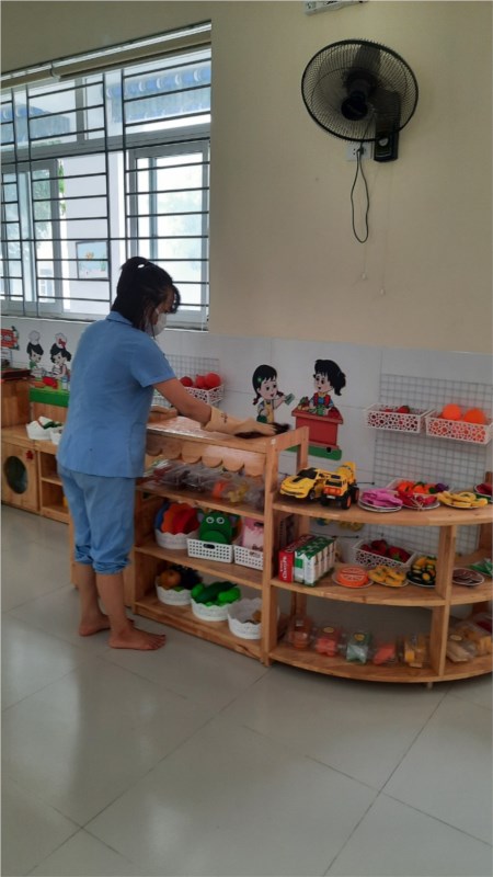 Trường mầm non Phú Thị thực hiện tổng vệ sinh trường, đồ dùng đồ chơi bằng CloraminB Phòng chống dịch Covid-19