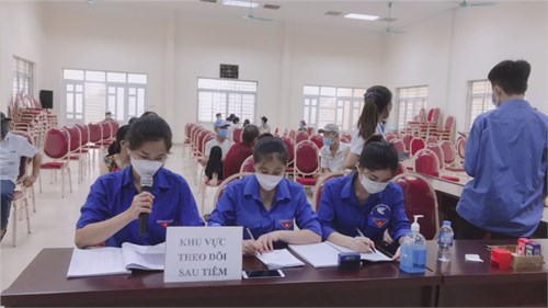 Đoàn thanh niên trường mầm non phú thị tham gia tình nguyện hỗ trợ tiêm vắcxin phòng chống covid-19 
trên địa bàn xã phú thị
