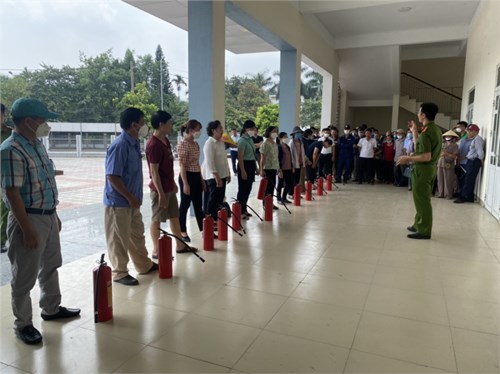 Cán bộ, giáo viên, nhân viên Trường mầm non Phú Thị tham gia tập huấn công tác Phòng cháy chữa cháy