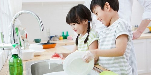 Bố mẹ đi làm, trẻ nghỉ học phòng dịch Covid-19 ở nhà vẫn tự phục vụ bản thân rất tốt chỉ cần được giáo dục kỹ năng này