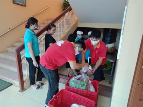 Hoạt động giao nhận thực phẩm vào buổi sáng của trường mầm non Quang Trung.