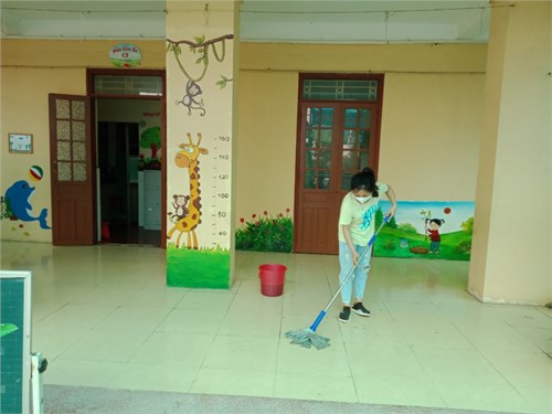 Trường mầm non Quang Trung tổ chức vệ sinh khử khuẩn đợt 8 phòng chống dịch bệnh covid-19