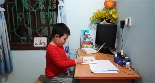 Trường mầm non Quang Trung thực hiện phương châm   Tạm dừng đến trường nhưng không dừng học 