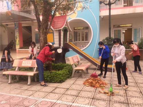 Trường mầm non thị trấn Trâu Quỳ triển khai công tác tổng vệ sinh môi trường phòng chống dich Covid-19 trong trường học