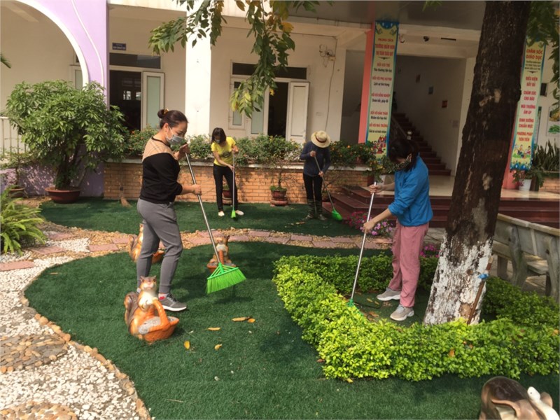 Trường mầm non thị trấn Trâu Quỳ triển khai công tác tổng vệ sinh môi trường phòng chống dich Covid-19 trong trường học
