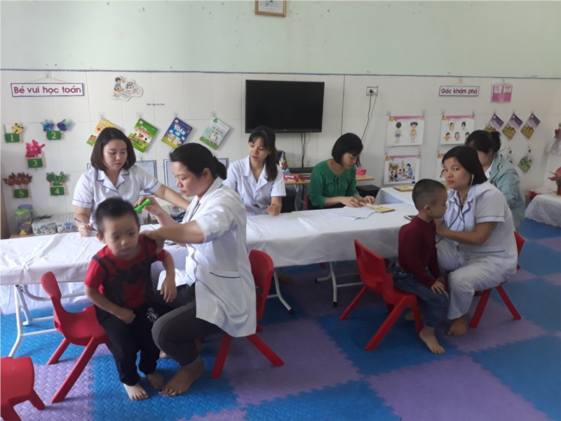 Trường mầm non thi trấn yên viên tổ chức khám sức khỏe định kỳ cho học sinh
