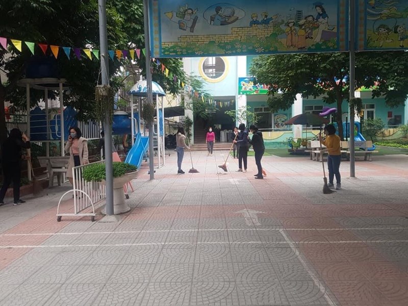 Trường mầm non thị trấn Yên Viên tổng vệ sinh môi trường sau thời gian nghỉ Tết để phòng chống dich Covid-19 trong trường học