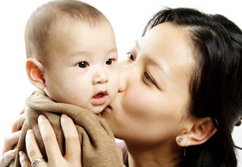 7 tình huống cha mẹ tuyệt đối không nên âu yếm, ôm hôn con