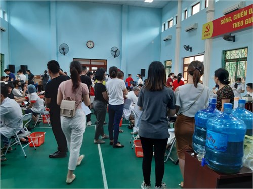 Cán bộ, giáo viên, nhân viên trường mầm non Thị Trấn Yên Viên tham gia hiến máu tình nguyện 