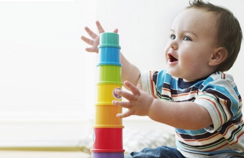 Bác sĩ Nhi khoa gợi ý 6 trò chơi kích thích trẻ phát triển trí não từ sớm