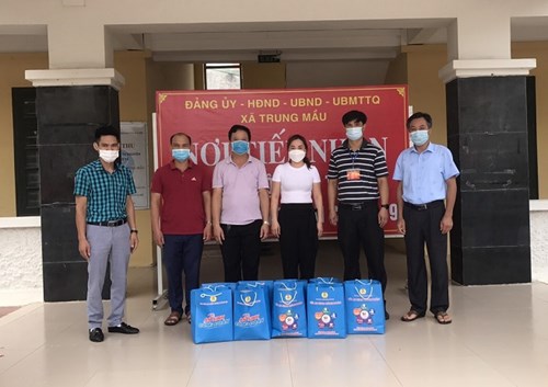 Đoàn viên công đoàn có thu nhập thấp nhận quà hỗ trợ của LĐLĐ huyện Gia Lâm