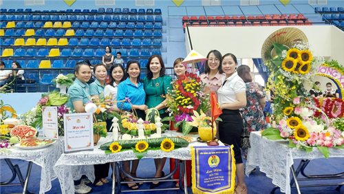Giáo viên, nhân viên trường mầm non Trung Mầu tham gia Hội thi  Cắm tỉa hoa nghệ thuật  năm 2022