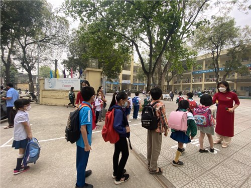 Cùng các con học sinh trường tiểu học bát tràng hân hoan quay trở lại trường học