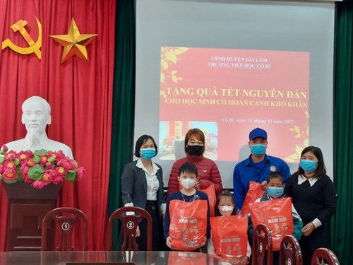 Tặng quà tết cho học sinh có hoàn cảnh khó khăn