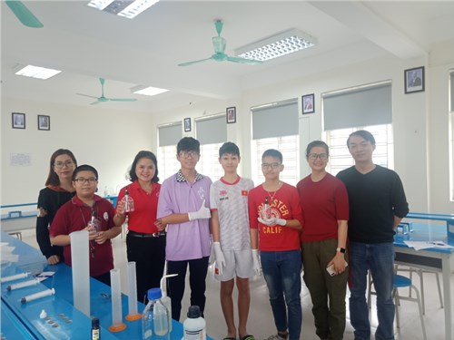 Học sinh lớp 7A1- Trường THCS Cao Bá Quát tự làm nước rửa tay khô phòng dịch Corona