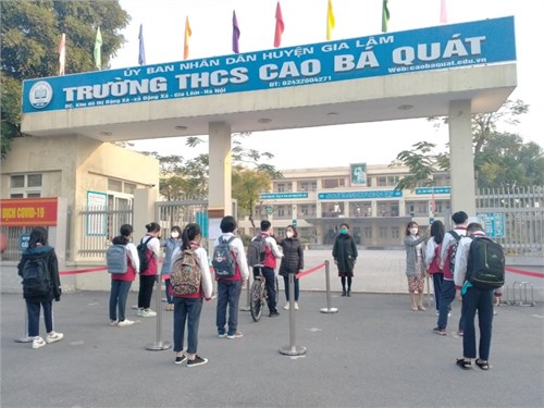 Ngày đầu tiên học sinh khối 9 trường THCS Cao Bá Quát  trở lại trường sau thời gian nghỉ dịch