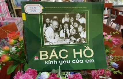 Chi đội 7A1 giới thiệu cuốn sách Bác Hồ kính yêu của em