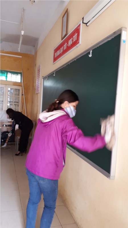 Công tác vệ sinh phòng dịch trong lớp học.